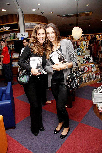 Márcia Cabrita e Mônica Martelli em lançamento do livro dos colegas, no Rio