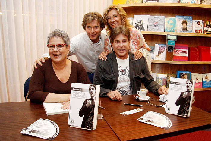 Marília Pêra e Tânia Carvalho cumprimentam Edwin Luisi, que ganhou um livro contando tudo sobre sua carreira