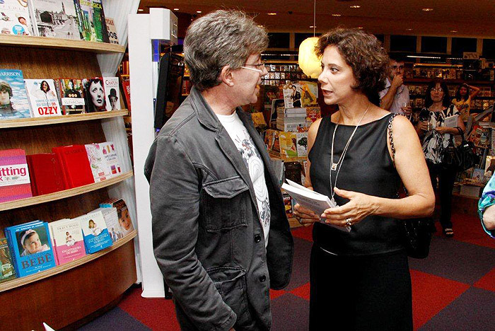 Ângela Vieira, já com seu livro nas mãos, conversa do Edwin Luisi na noite de lançamento 