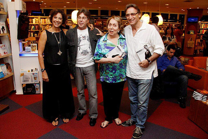 Ângela Vieira, Edwin, Aracy Balabanian e Herson Capri no lançamento de livros dos colegas, no Rio