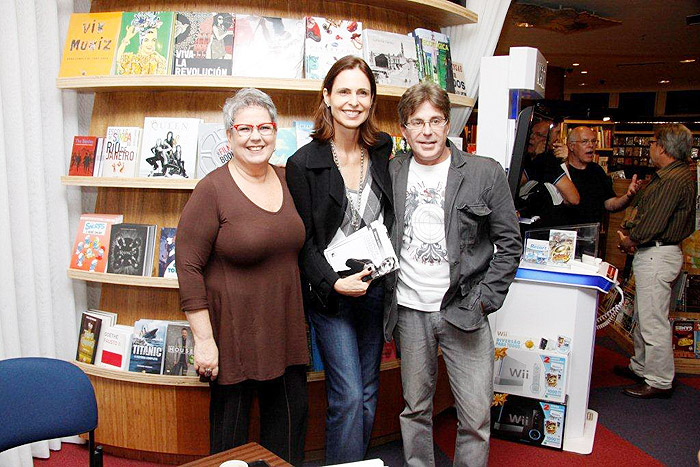 Tânia Carvalho, autora do livro sobre a carreira de Edwin Luisi, junto com o homenageado com a atriz Sílvia Pfeifer