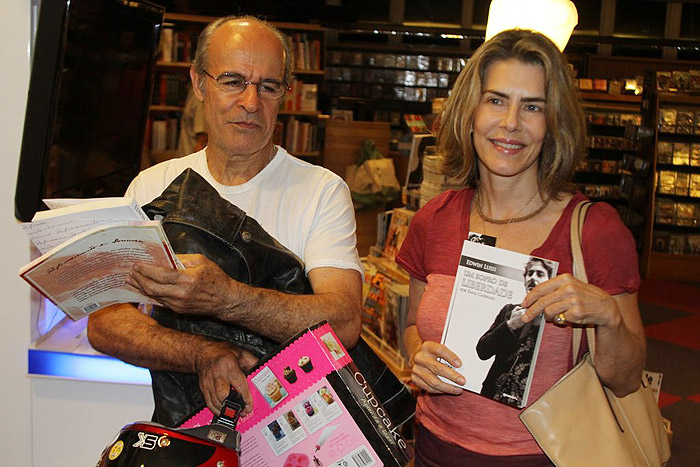 Osmar Prado, todo cheio de livros, capacete e casaco, prestigiou o lançamento do livro de Edwin Luisi, junto com Maitê Proença