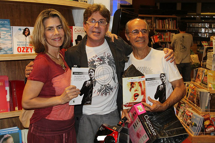 Maitê Proença e Osmar Prado prestigiaram lançamento dos livros de Edwin Luisi e Cláudia Alencar, na zona sul do Rio