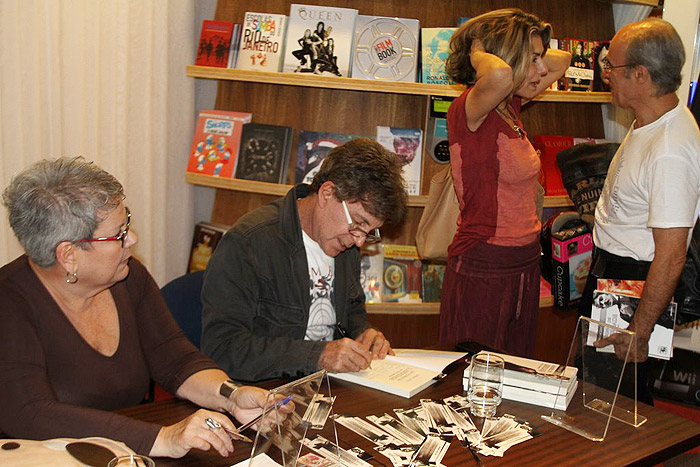 Maitê e Osmar conversam enquanto aguardam o colega Edwin Luisi autografar o livro sobre sua carreira, escrito por Tânia Carvalho, que também autografou 