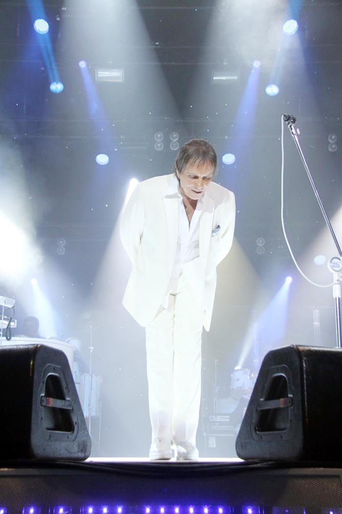 Todo de branco, Roberto Carlos canta no Rio de Janeiro
