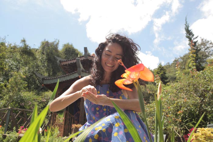 Claudia Ohana plantou sementes de amor perfeito no jardim do Krishna Shakti Ashram, em Campos do Jordão