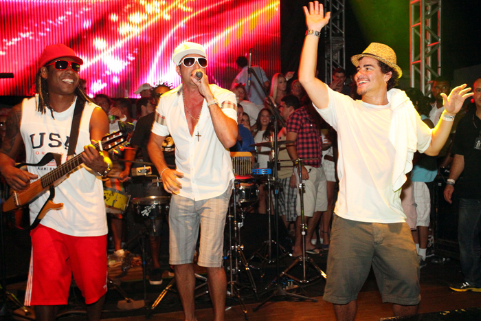 Latino (ao centro) canta com Trio Ternura 