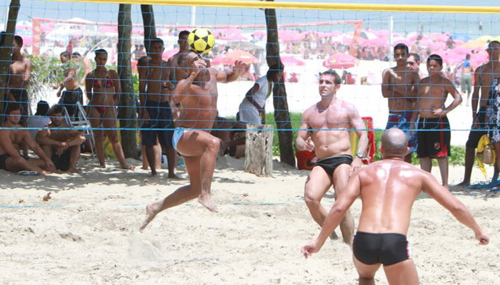 Romário joga futevôlei nas areias da Barra da Tijuca