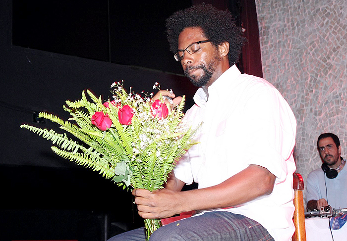 André Ramiro recebe flores de fãs