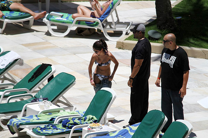 Selena Gomez se preparando para deixar a piscina de hotel