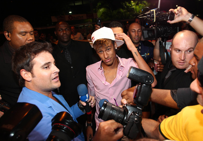 Neymar causou tumulto ao chegar em seu aniversário