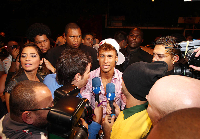 Neymar foi cercado pela imprensa