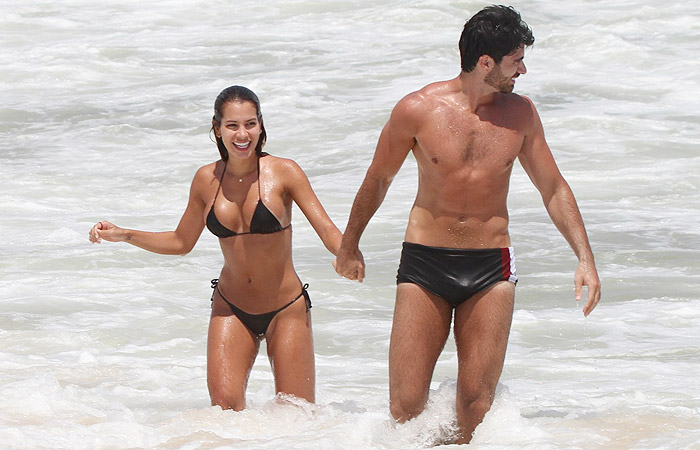 Ex-BBBs Adriana e Rodrigão curtem praia