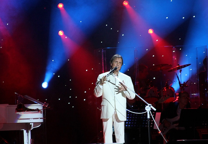 Roberto Carlos canta na primeira noite de seu cruzeiro