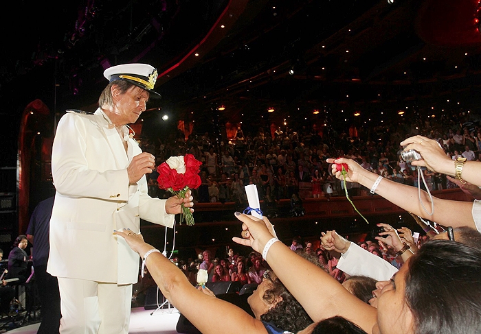 Roberto Carlos canta na primeira noite de seu cruzeiro
