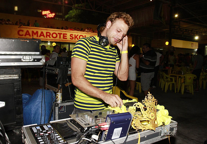 Cássio Reis virou DJ no bloco da escola de samba São Clemente