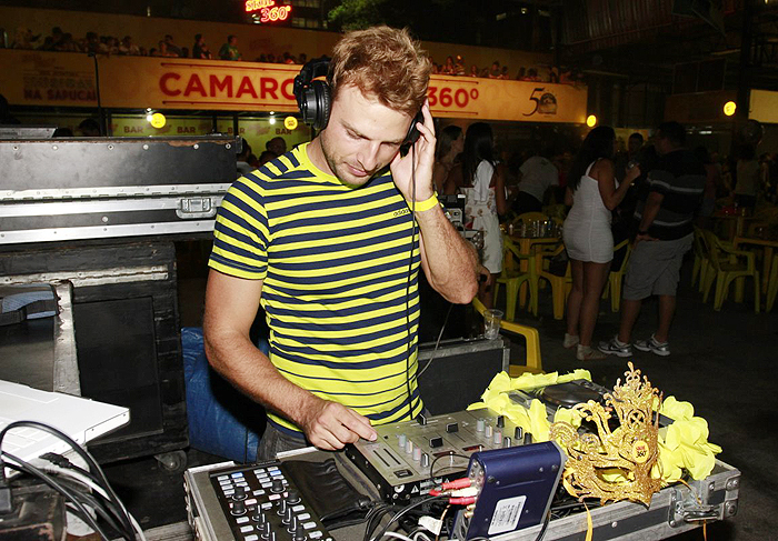 Cássio Reis virou DJ no bloco da escola de samba São Clemente