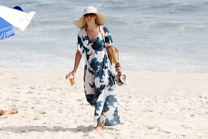 Christine Fernandes deixou a praia usando um vestido longo