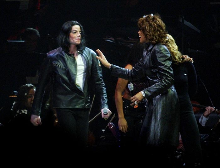 Dezembro de 2000: Michael Jackson e Whitney Houston durante concerto no Madison Square Garden, em Nova York