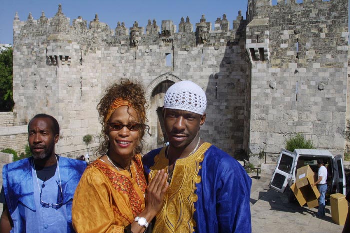 2003: Whitney com o então marido  Bobby Brown, em Israel
