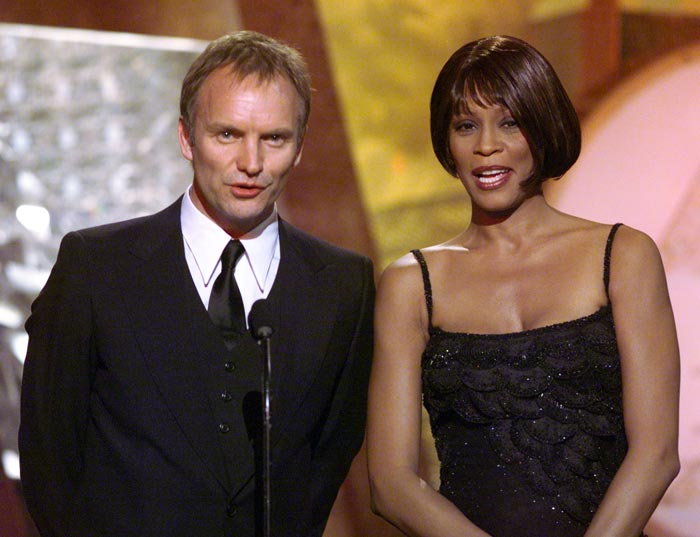 Whitney com Sting, em 1999, durante entrega do  Grammy Awards em Los Angeles
