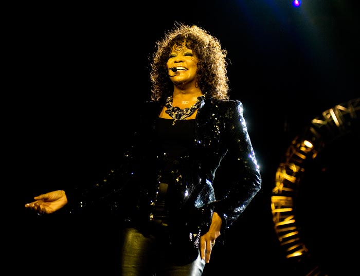 2010: Whitney Houston leva sua turnê ao palco do O2 Arena, em Londres
