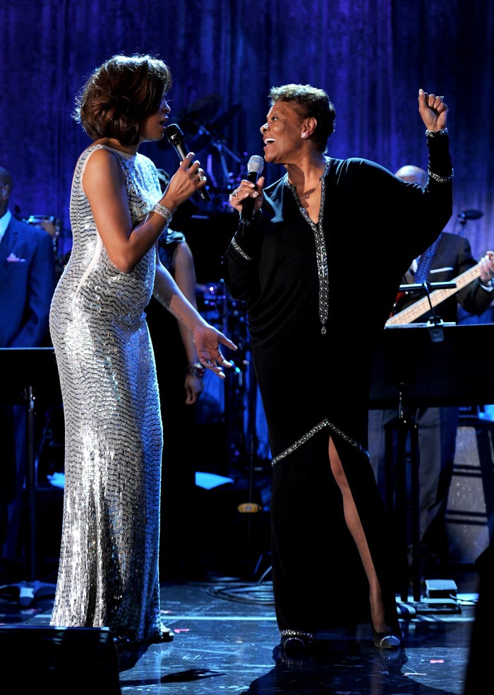 Whitney Houston e Dionne Warwick no palco do evento Pre-GRAMMY, 2011