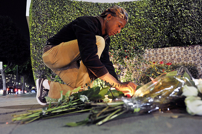 Fãs homenageiam Whitney Houston com flores na porta do Hotel