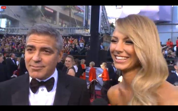 George Clooney chega ao Kodak Theater, acompanhado de sua namorada, Stacy Keibler