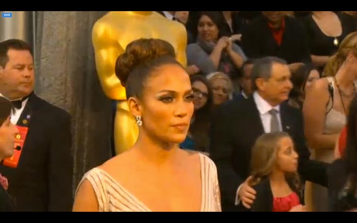 Jennifer Lopez vai de branco para apresentar a cerimônia