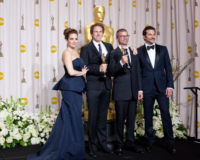 Kirk Baxter e Angus-Wall ao lado de -Tina Feym e Bradley Cooper após ganhar Oscar de Melhor Edição/Montagem por Milleniun: Os Homens que Não Amavam as Mulheres