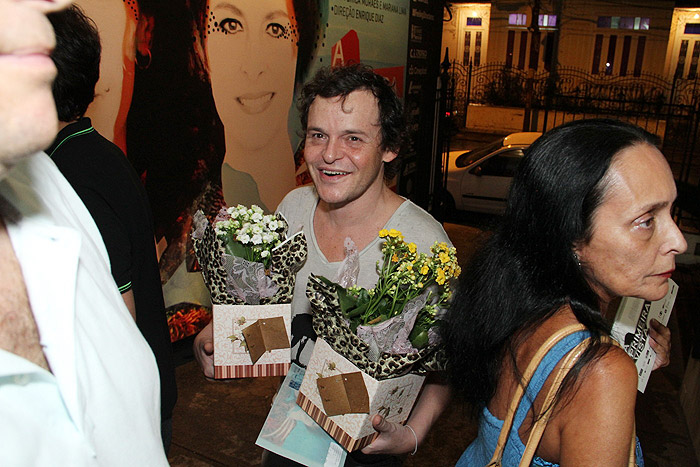 Matheus Nachtergaele levou flores para Drica Moraes