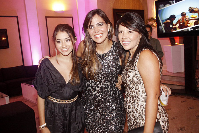 Carolina Oliveira, junto com sua mãe, e Carol Sampaio