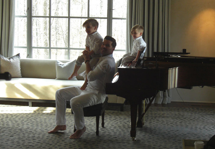 Ricky Martin posa ao lado dos filhos para a revista Vanity Fair