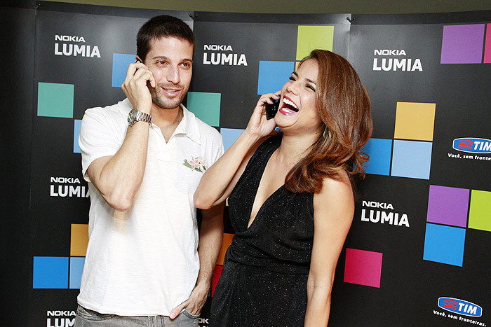 Nívea Stelmnan e Marco Antônio Gimenez se divertem em lançamento de celular 