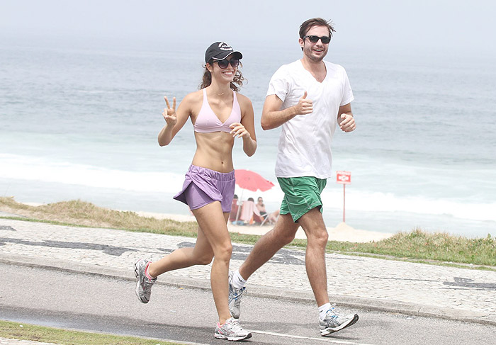 Max Fercondini e Amanda Richter se exercitam na orla carioca