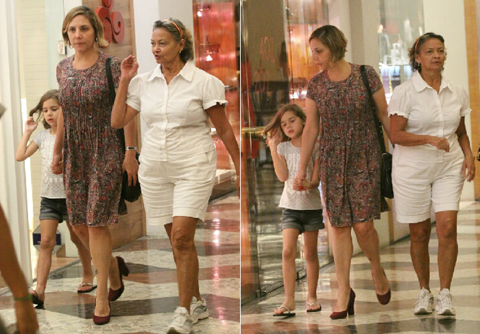 Heloísa Périssé passeia com a filha em shopping do Rio