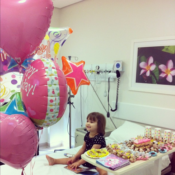 Luiza Valderato faz festa para a filha no hospital