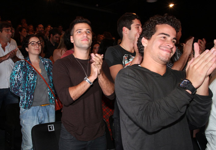 Bruno Gagliasso e Thiago Martins aplaudiram junto com o público do teatro