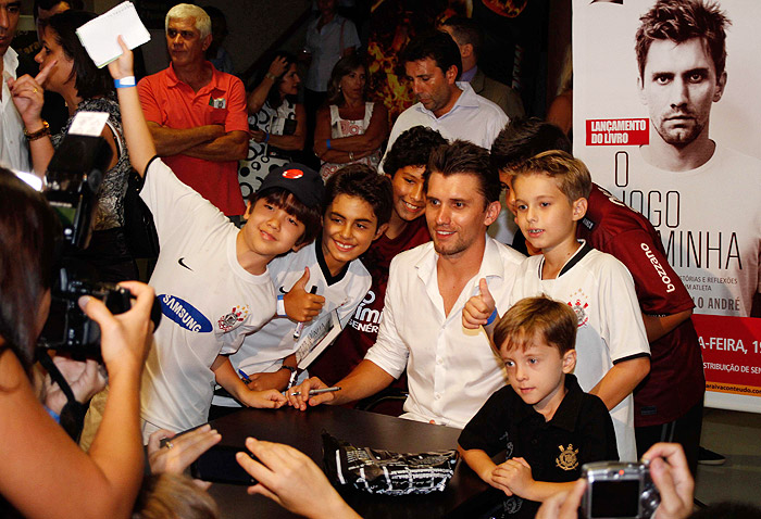 Paulo André ficou rodeado de crianças.