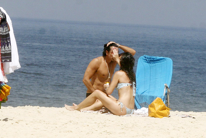 Glenda Kozlowski namora na praia de Ipanema 