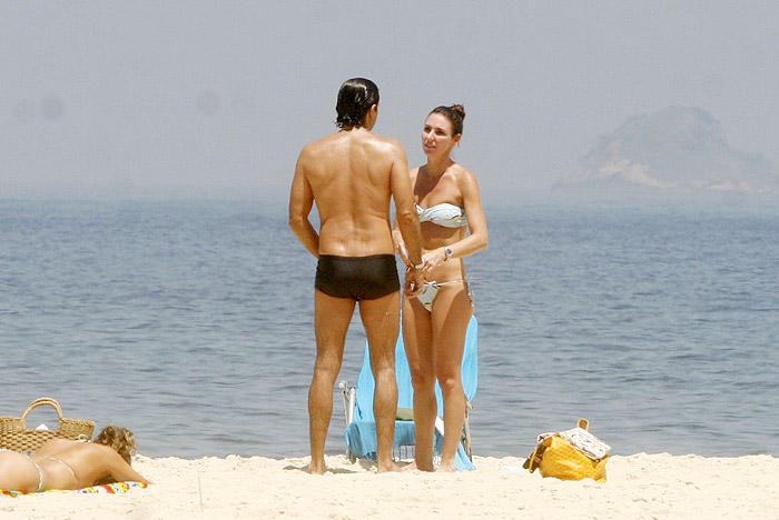 Glenda Kozlowski namora na praia de Ipanema 