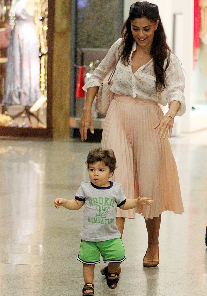 Juliana Paes leva o filho para brincar no shopping