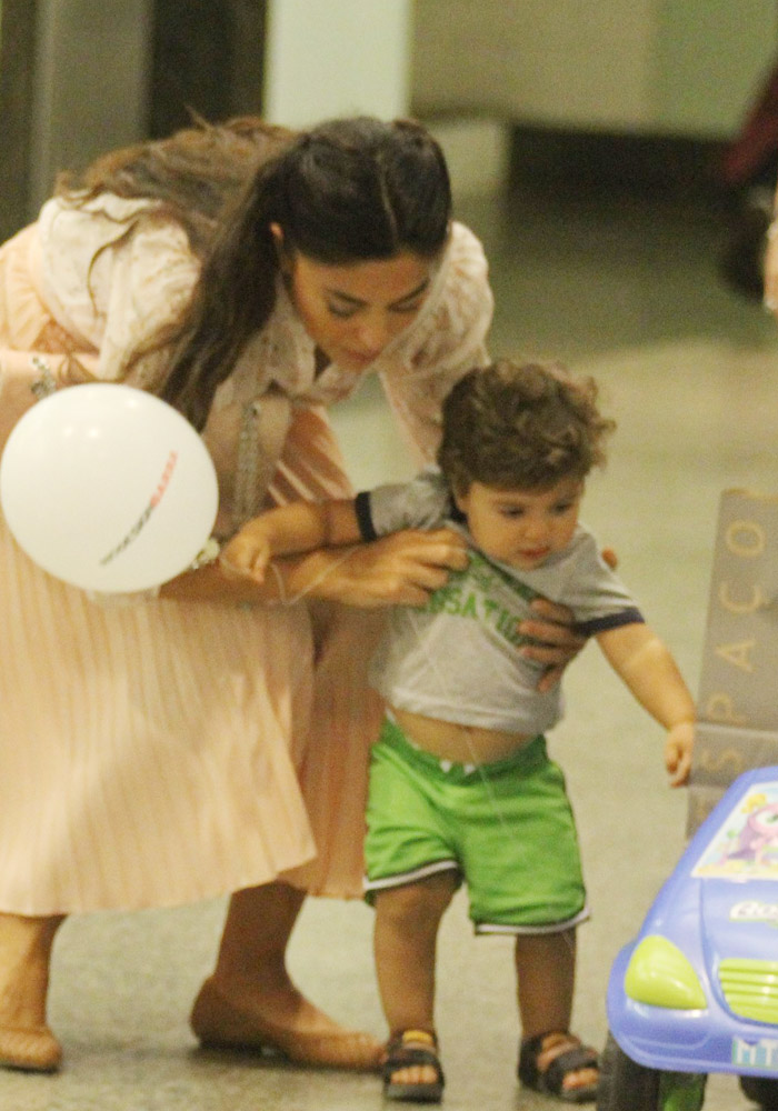 Juliana Paes leva o filho para brincar no shopping