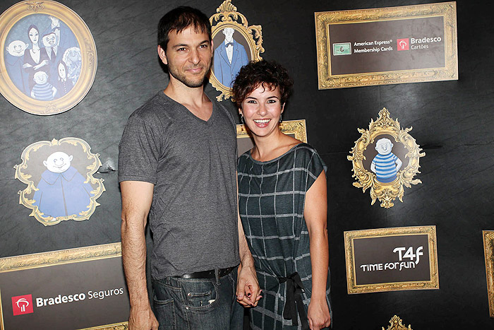 Amanda Acosta e o marido na estreia de A Família Addams em SP