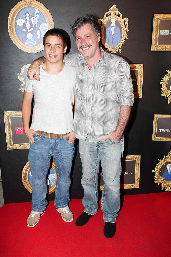 Leopoldo Pacheco e o filho na estreia de A Família Addams em SP