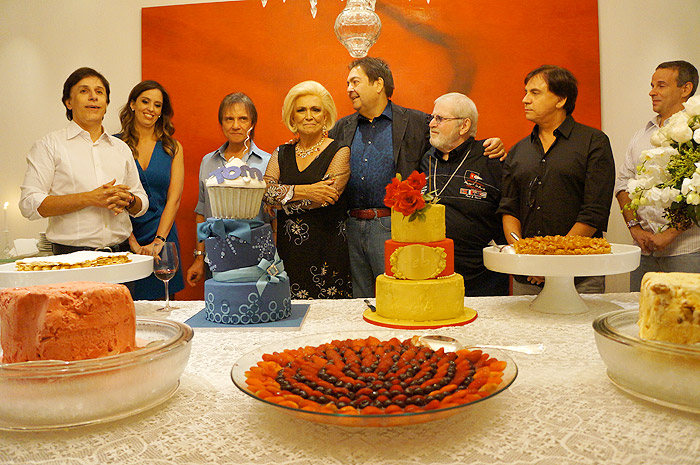 Tom Cavalcante recebe Hebe, Jô, Roberto Carlos e Faustão em sua festa