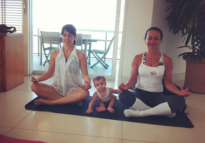 Fernanda Pontes publica foto da filha fazendo Yoga