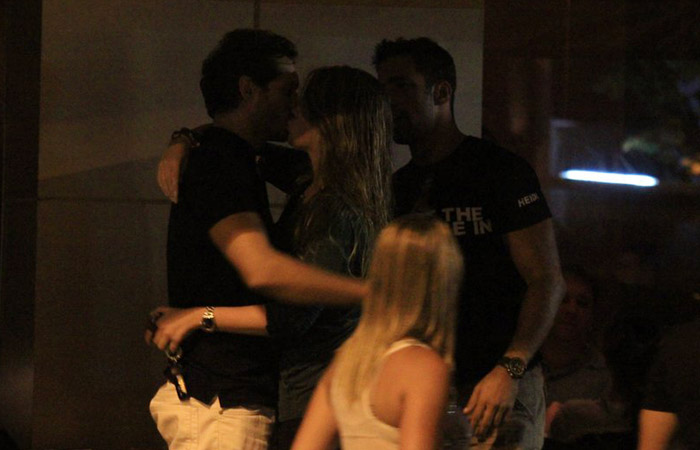 Paulo Rocha não resiste aos beijos da namorada no Rio Ofuxico