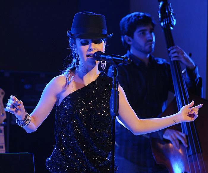 A cantora usou um chapéu durante a apresentação.